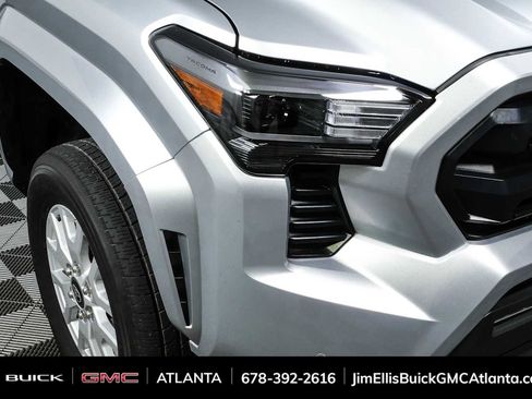Used 2024 Toyota Tacoma SR5 AWD/4WD image 33