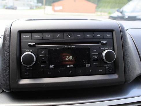 Used 2010 Volkswagen Routan SE FWD image 32