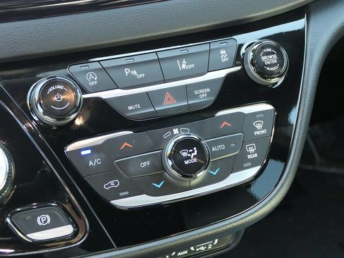 Used 2025 Chrysler Voyager LX FWD image 20