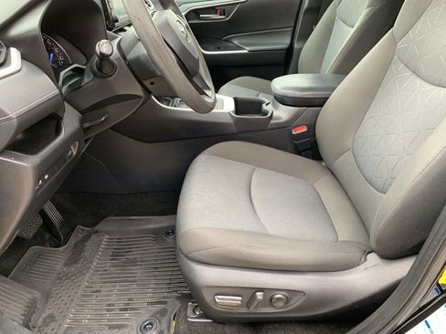 Used 2022 Toyota RAV4 XLE image 9