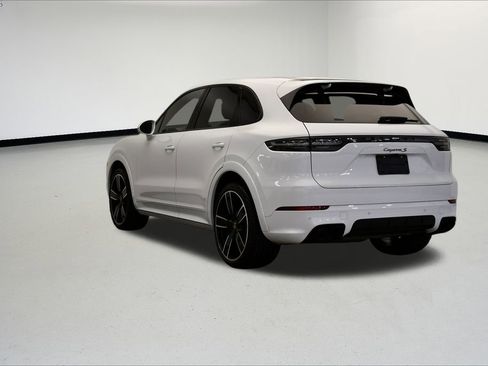 Used 2023 Porsche Cayenne S image 3