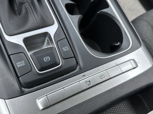 Used 2024 Kia Carnival LX FWD image 34