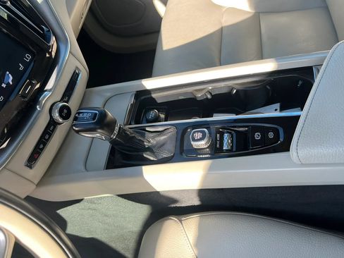 Used 2019 Volvo XC60 T5 Momentum w/ Premium Package AWD/4WD image 16