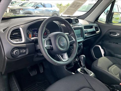 Used 2018 Jeep Renegade Latitude w/ Popular Equipment Group FWD image 17