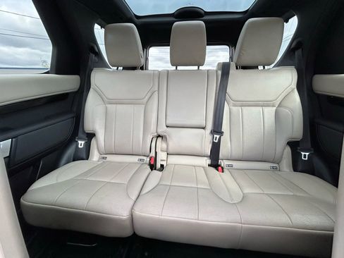 Used 2019 Land Rover Discovery SE image 32