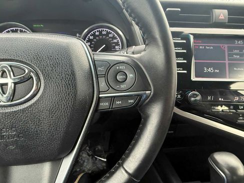 Used 2018 Toyota Camry XLE image 19