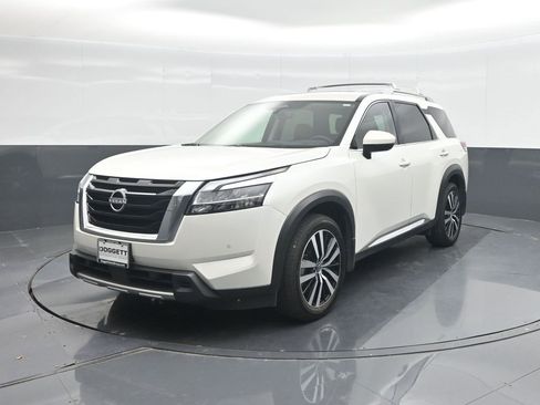 Used 2024 Nissan Pathfinder Platinum FWD image 1