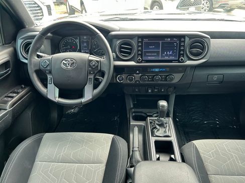 Used 2022 Toyota Tacoma TRD Off-Road AWD/4WD image 17