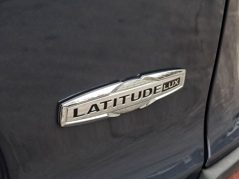 Used 2021 Jeep Cherokee Latitude Lux w/ Comfort/Convenience Group image 35