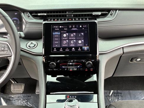 Used 2023 Jeep Grand Cherokee L Laredo image 16