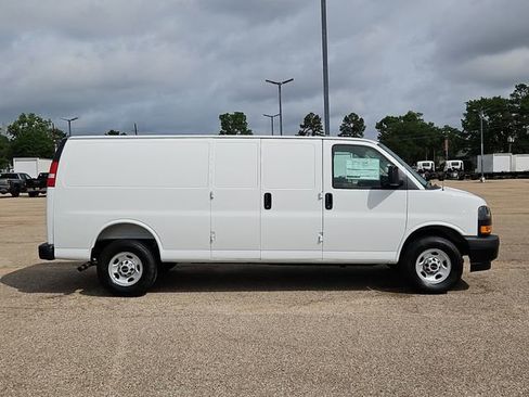 New 2026 GMC Savana 2500 Extended RWD image 4