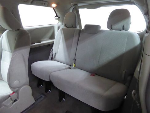 Used 2017 Toyota Sienna L image 26