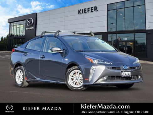 Used 2022 Toyota Prius LE image 1