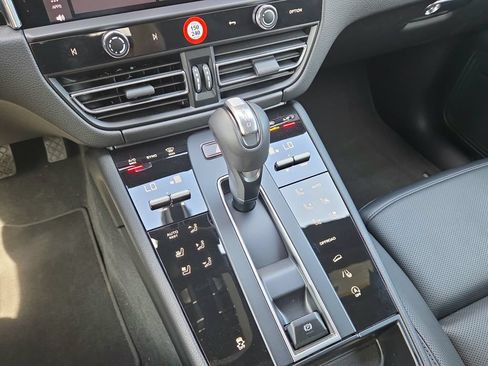 Certified 2026 Porsche Macan AWD/4WD image 14