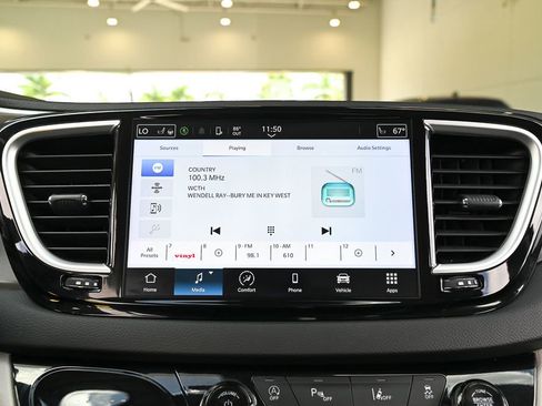 Used 2024 Chrysler Pacifica Touring-L FWD image 26