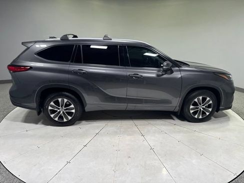 Used 2022 Toyota Highlander XLE AWD/4WD image 6