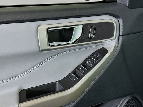 Used 2022 Ford Explorer XLT w/ Equipment Group 202A image 15