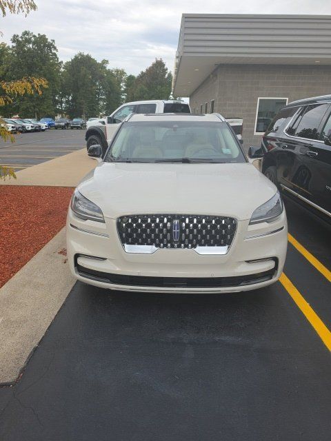 Used 2023 Lincoln Aviator Grand Touring w/ Equipment Group 301A AWD/4WD image 2
