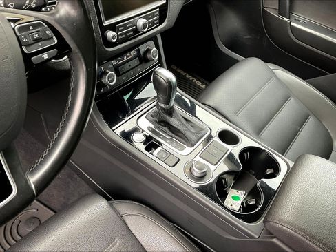 Used 2016 Volkswagen Touareg Sport image 17