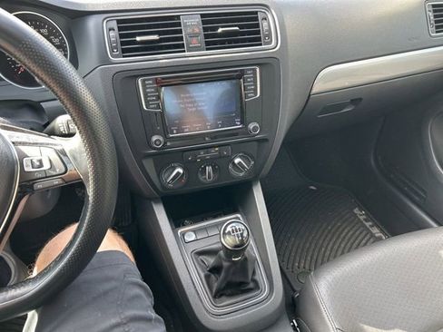 Used 2017 Volkswagen Jetta SE image 11