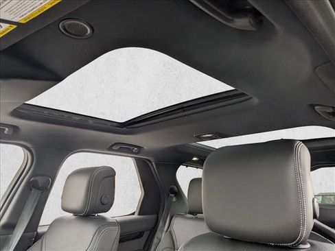 New 2025 Land Rover Discovery S image 17