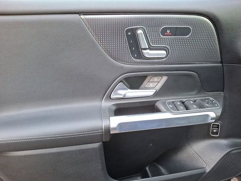 Used 2021 Mercedes-Benz GLB 250 4MATIC image 9