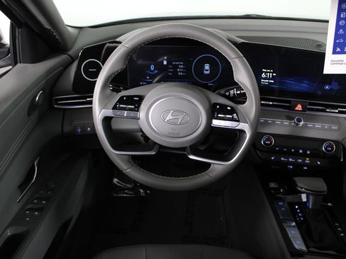 Used 2025 Hyundai Elantra SEL image 17