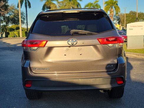 Used 2017 Toyota Highlander XLE image 6