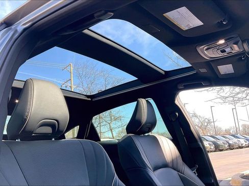 Used 2023 Toyota Crown Limited image 25