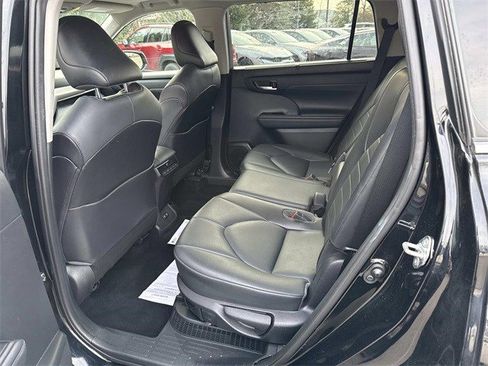 Used 2021 Toyota Highlander XLE image 17