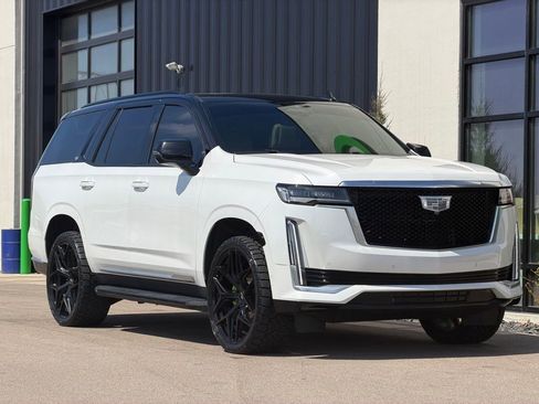 Used 2021 Cadillac Escalade Premium Luxury w/ LPO, Radiant Package image 4