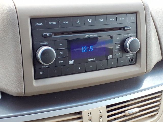 Used 2009 Volkswagen Routan SE FWD image 23