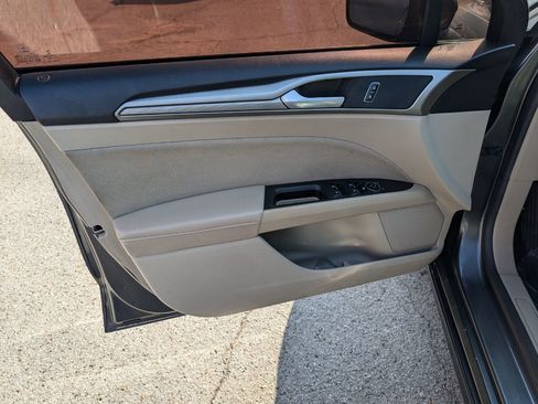 Used 2018 Ford Fusion SE image 11