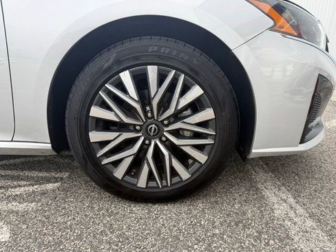 Used 2024 Nissan Altima 2.5 SV image 11