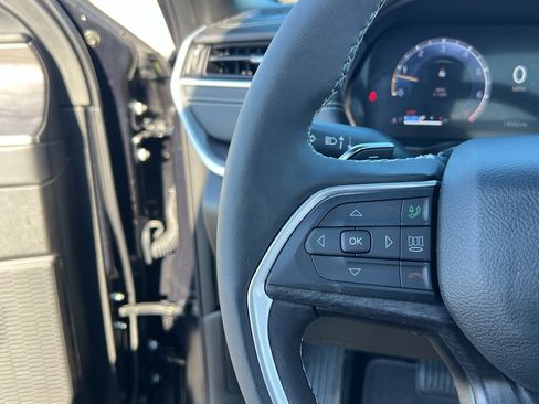 Used 2024 Jeep Grand Cherokee Limited w/ Luxury Tech Group II image 33