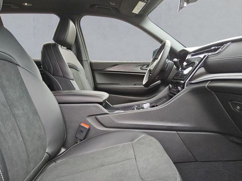 New 2025 Jeep Grand Cherokee Altitude image 15