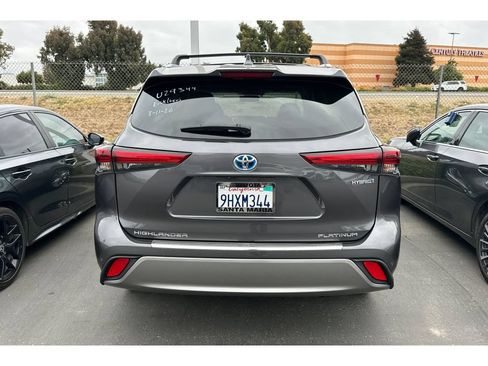 Used 2023 Toyota Highlander Platinum FWD image 4