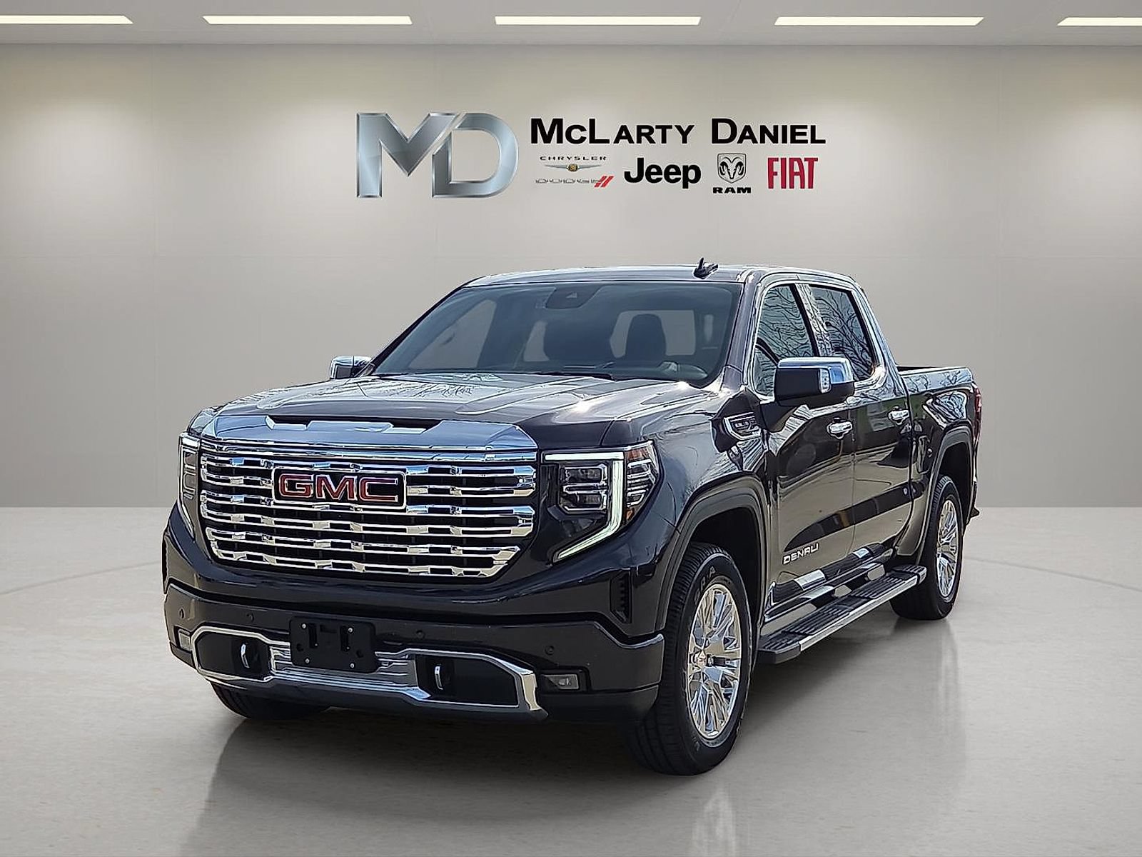 Used 2025 GMC Sierra 1500 Denali w/ Technology Package AWD/4WD image 2