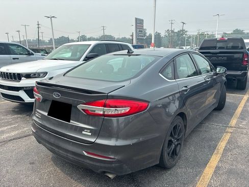 Used 2019 Ford Fusion SE w/ Equipment Group 151A FWD image 3