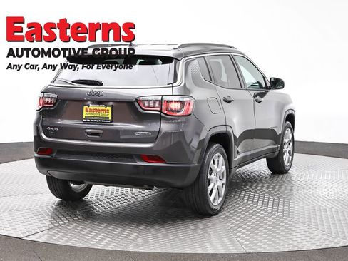 Used 2022 Jeep Compass Latitude w/ Mopar Graphics Package image 5