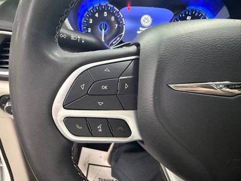 Used 2024 Chrysler Pacifica Touring-L FWD image 18