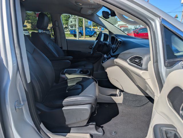 Used 2024 Chrysler Pacifica Touring-L FWD image 12