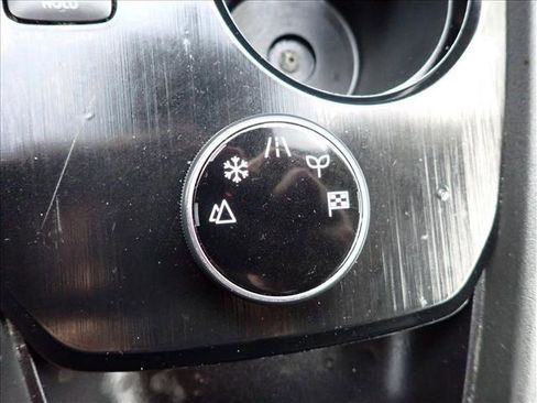 Used 2024 Nissan Rogue SV image 17