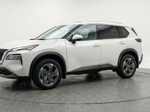 Used 2025 Nissan Rogue SV image 3