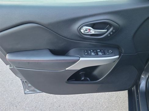 Used 2018 Jeep Cherokee Trailhawk image 16