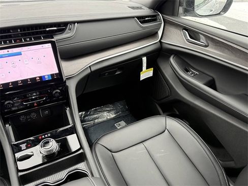 New 2025 Jeep Grand Cherokee Limited w/ Trailer Tow Package image 32