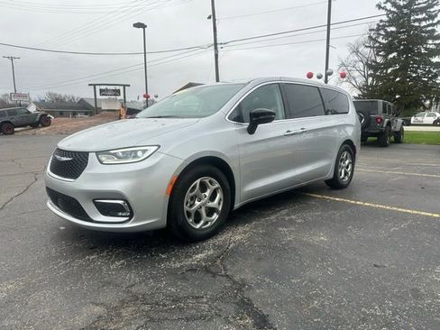 Used 2024 Chrysler Pacifica Limited FWD image 6