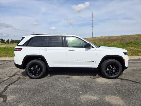 New 2025 Jeep Grand Cherokee Altitude image 3