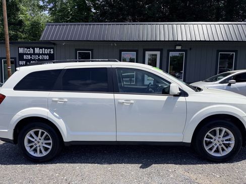 Used 2018 Dodge Journey SXT w/ Connectivity Group FWD image 2