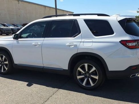 Used 2025 Honda Pilot Touring image 7